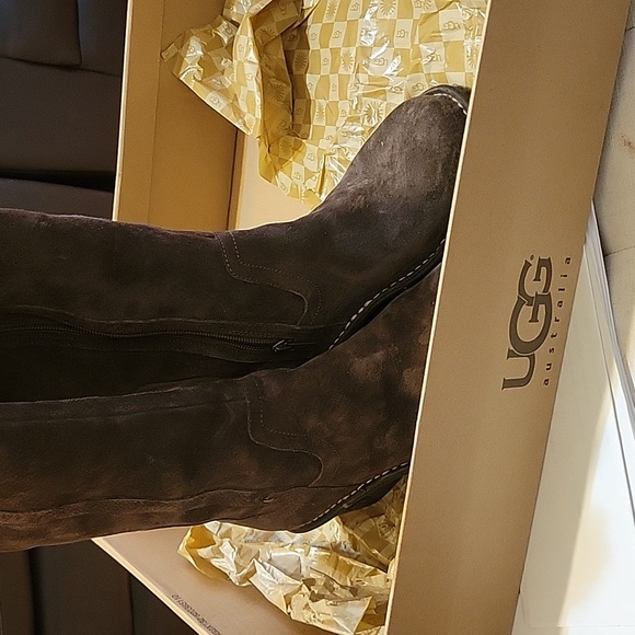 UGG Wedge Boots Size 8. Dark Brown Suede and in original box. Rarely worn. - Picture 3 of 5
